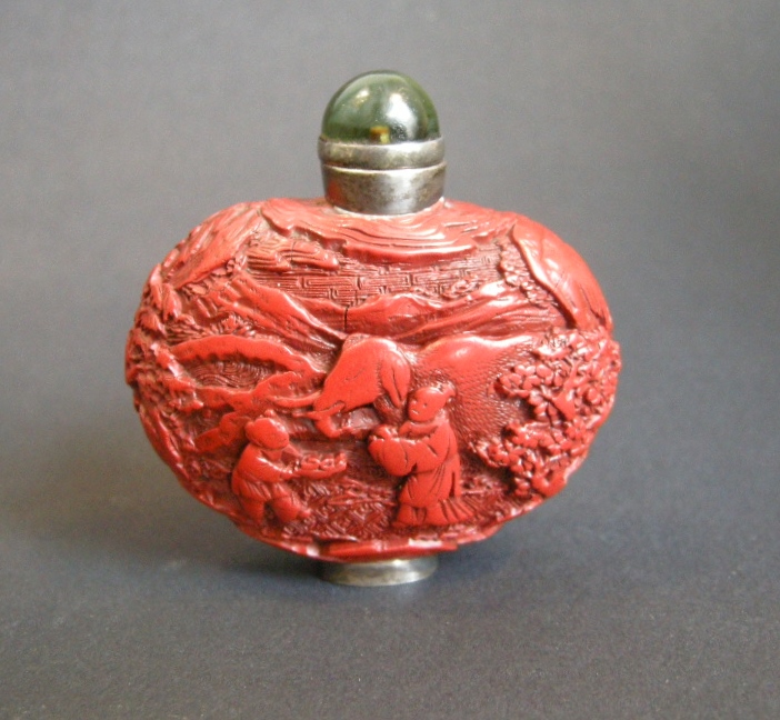 Lacquer cinabar snuff bottle -Qianlong period